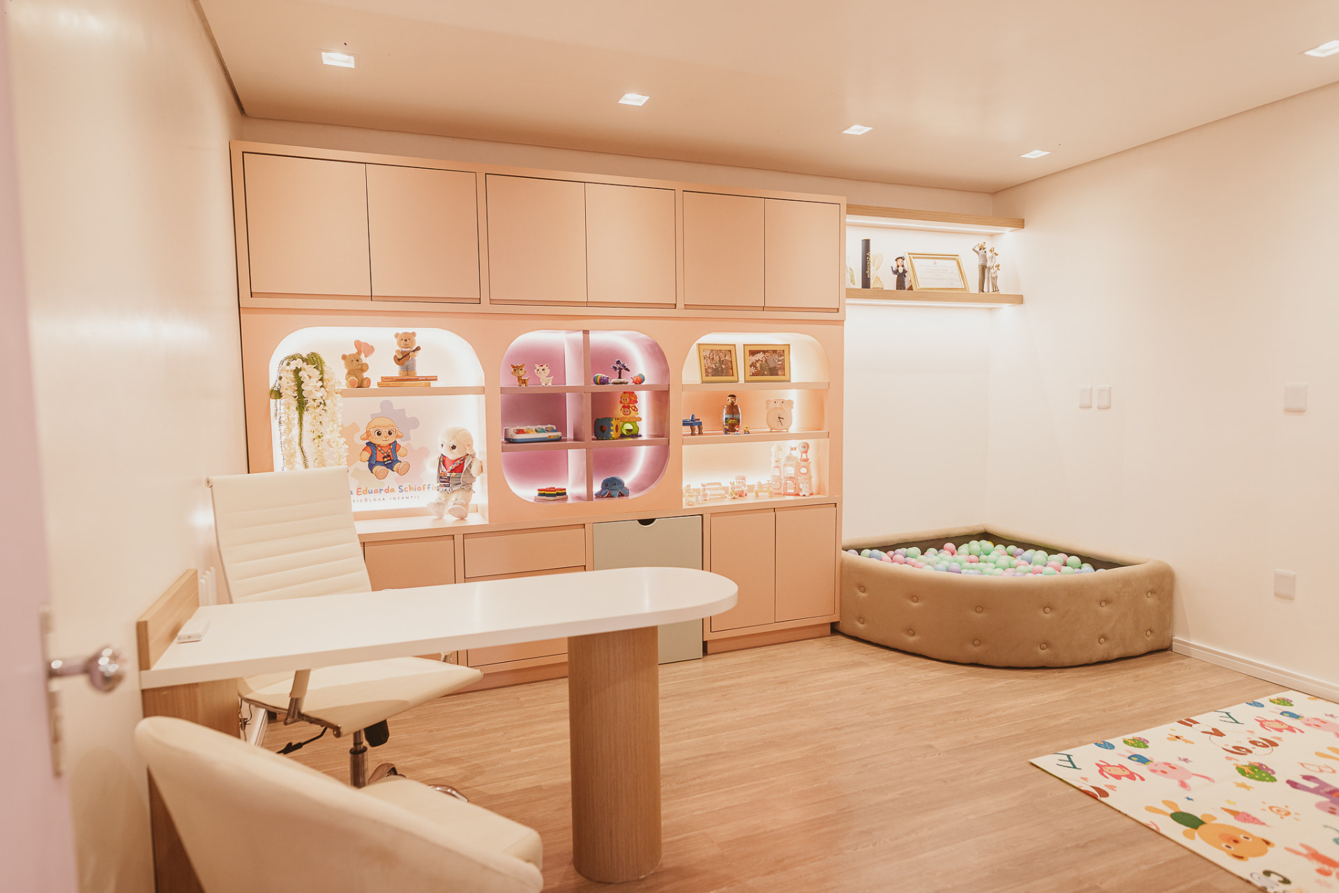 Consultório infantil com piscina de bolinhas e brinquedos organizados