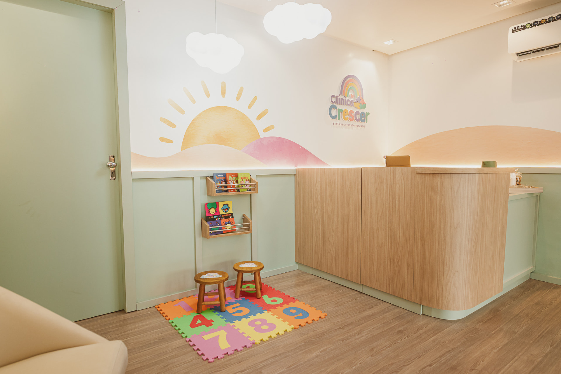 Balcão de atendimento com cantinho de leitura e tapete infantil